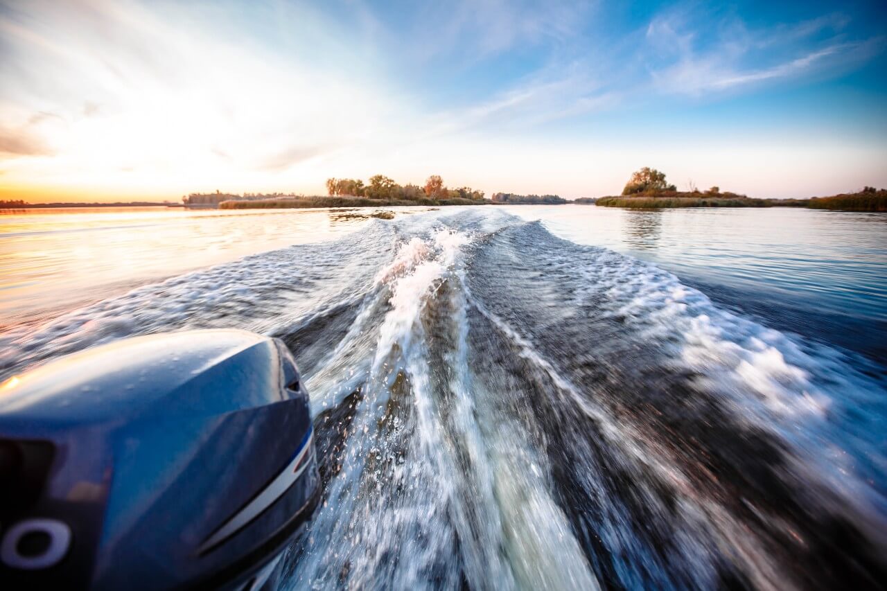 what-are-wake-and-wash-when-boating-drive-a-boat-canada